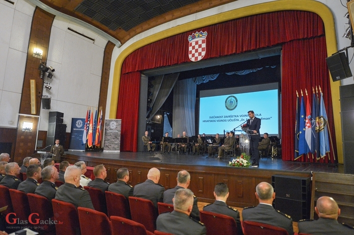 101 polaznik završio izobrazbu na vojnim školama