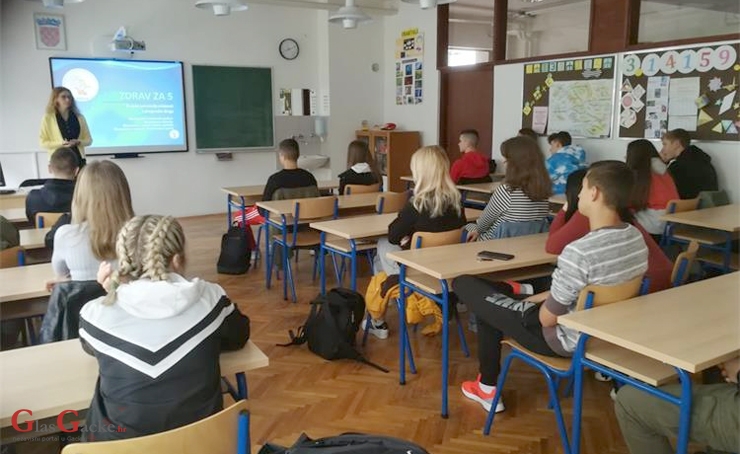 Policija održala niz predavanja u sklopu projekta „Zdrav za 5“