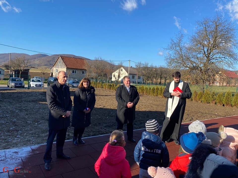 Župan Petry i načelnik Fumić službeno otvorili dječje igralište u Brinju