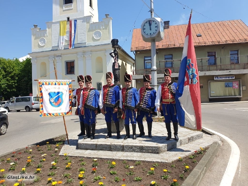 Mimohod 20 povijesnih postrojbi hrvatske vojske u Gospiću 