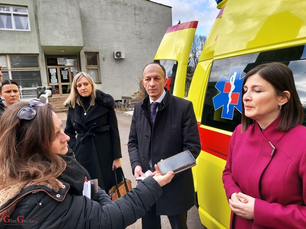 Predano novo vozilo za hitnu medicinu u Otočcu