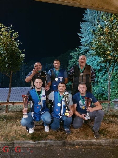 Članovi LU Sv.Hubert na memorijalu "Damir Cvitak" 