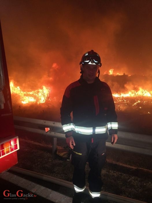 Na požaru kod Zatona i vatrogasci iz Otočca