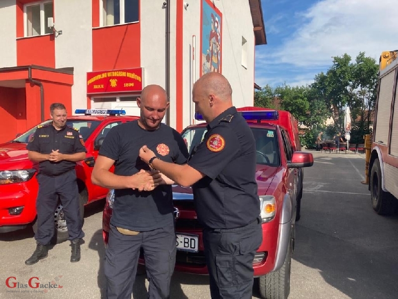 Ličko-senjski vatrogasci preuzeli još pet novih vatrogasnih pick up vozila Ličko-senjski vatrogasci preuzeli još pet novih vatrogasnih pick up vozila