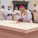 Biskup Križić u senjskoj katedrali posvetio novi kameni oltar