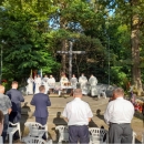 Biskup Huzjak predvodio misno slavlje u spomen na žrtve jugo-komunističkog boljševizma u bjelovarskoj šumi Lug