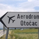 Na otočki aerodrom prisilno prizemljen avion zbog olujnog juga 